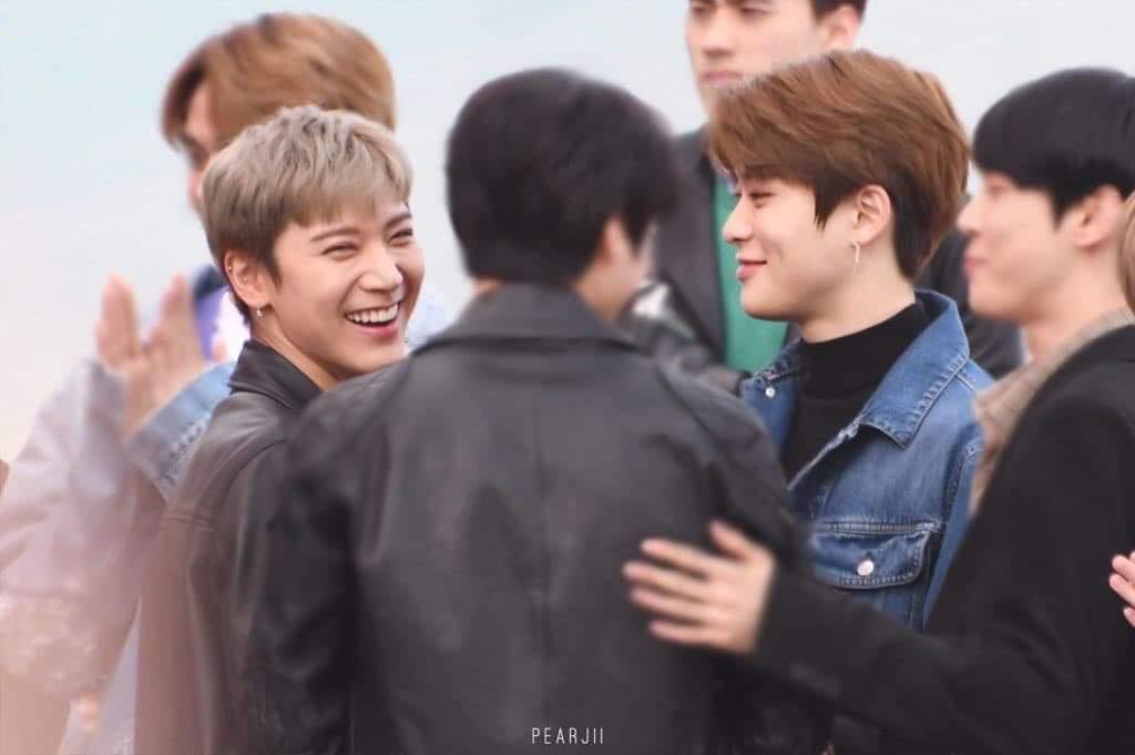 shtilljh's tweet photo. เพื่อนเคยบอกว่าถ้าอยากมั่นใจว่าใครชอบเราให้ดูตอนที่มีเรื่องตลก ถ้าเขามองแล้วยิ้มตอนเราขำนั่นแหละคือคำตอบ แล้วสองคนนี้คือ… He smiled when Ten laughed กูเหยินแร้ว 🫠 https://t.co/cgWfFt25z1