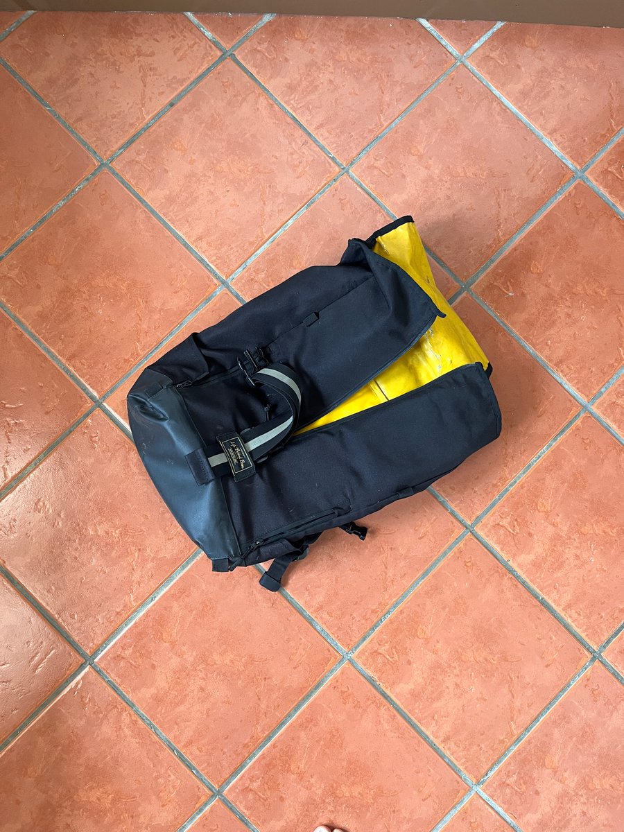 reihanMP's tweet photo. Wts kali2 ada yang butuh. Tas LBB lupa nama serinya, kondisi sesuai fotoo. 150k aja #fnfjb https://t.co/u4UC08YBn3