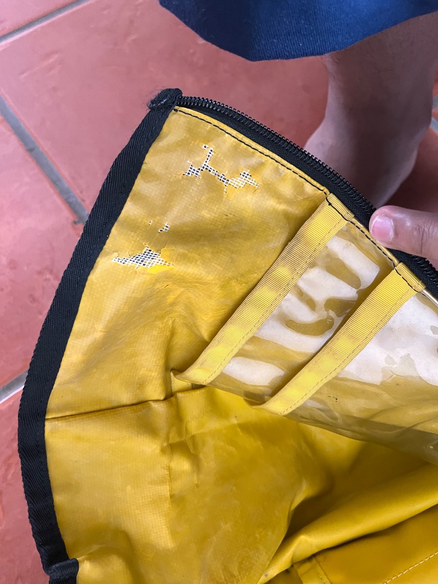reihanMP's tweet photo. Wts kali2 ada yang butuh. Tas LBB lupa nama serinya, kondisi sesuai fotoo. 150k aja #fnfjb https://t.co/u4UC08YBn3