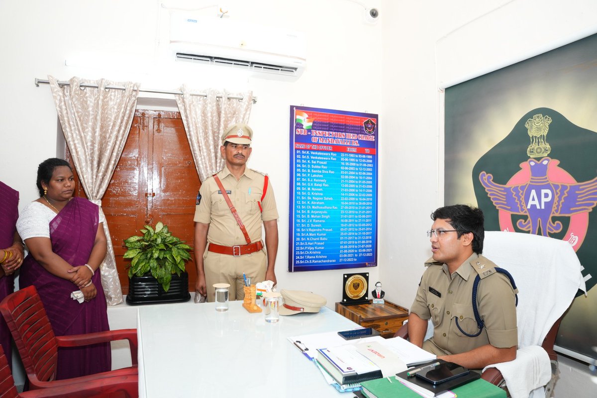 SpEluruDistrict's tweet photo. ఈరోజు జిల్లా ఎస్పీ శ్రీ కె. ప్రతాప్ శివ కిషోర్ IPS గారు మండవల్లి పోలీస్ స్టేషన్‌లో వార్షిక తనిఖీ నిర్వహించారు.

ఈ సందర్భంగా స్టేషన్‌లోని పోలీసులు ఎస్పీ గారికి గౌరవ వందనం ఇచ్చారు. స్టేషన్ ఆవరణను స్వయంగా SP గారు పరిశీలించారు. @APPOLICE100 
#AnnualInspection  
#EluruSP https://t.co/GyOUyi5rnQ