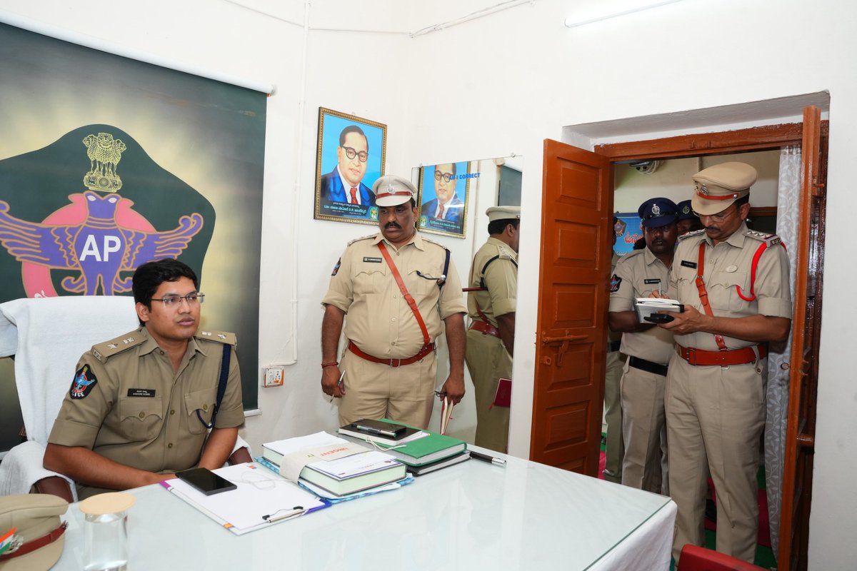 SpEluruDistrict's tweet photo. ఈరోజు జిల్లా ఎస్పీ శ్రీ కె. ప్రతాప్ శివ కిషోర్ IPS గారు మండవల్లి పోలీస్ స్టేషన్‌లో వార్షిక తనిఖీ నిర్వహించారు.

ఈ సందర్భంగా స్టేషన్‌లోని పోలీసులు ఎస్పీ గారికి గౌరవ వందనం ఇచ్చారు. స్టేషన్ ఆవరణను స్వయంగా SP గారు పరిశీలించారు. @APPOLICE100 
#AnnualInspection  
#EluruSP https://t.co/GyOUyi5rnQ