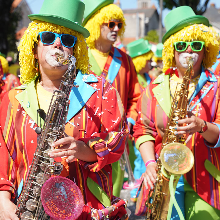 [ Carnaval 🥳 ]
Rdv du 26 avril au 3 mai pour une 106e édition toujours aussi animée🎶
📢 Nouveau circuit : les défilés de jour et de nuit s'élanceront du rond-point de la Légion-D'honneur pour arriver sur la place du 8-Mai
Programme complet du Carnaval 👉 cholet.fr/carnaval/