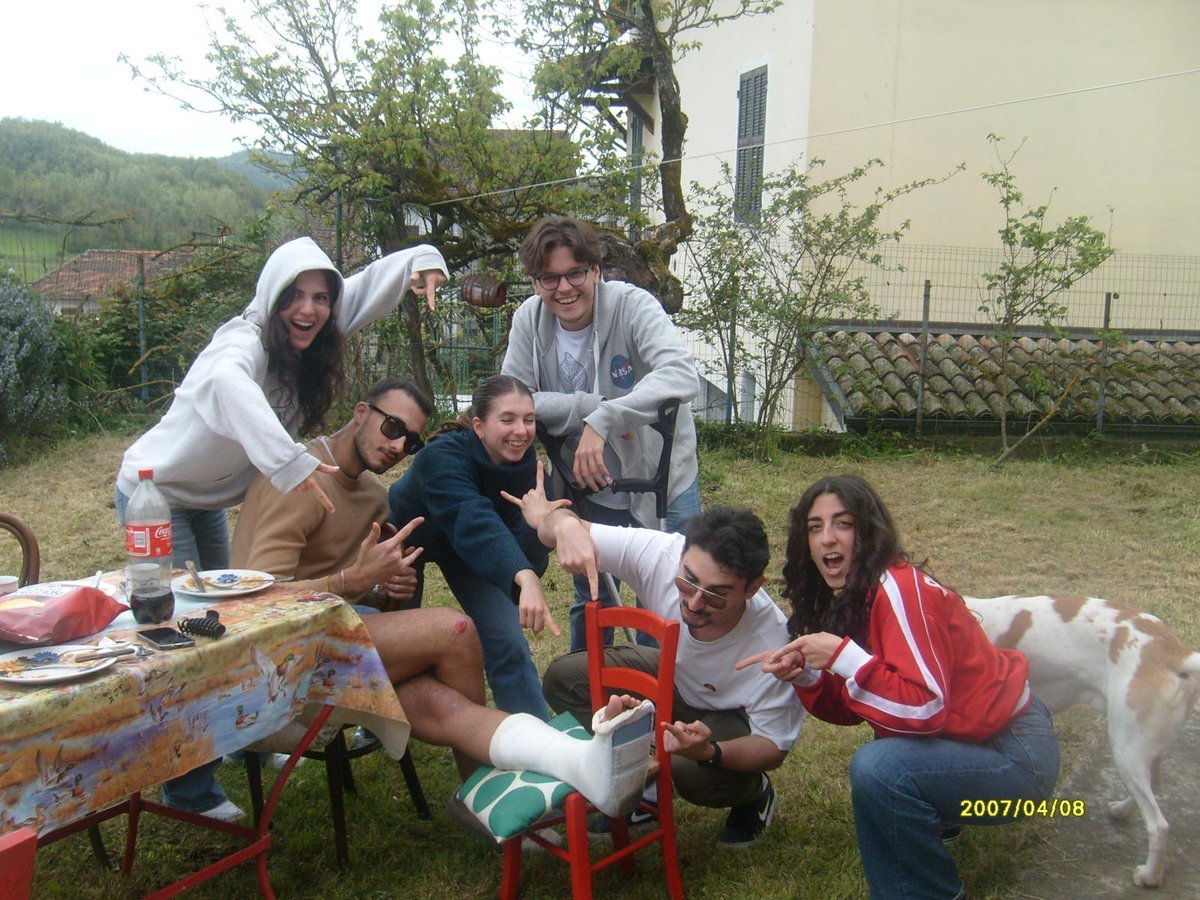 Matteofilips's tweet photo. amo i miei amici (si mi sono anche rotto un piede) https://t.co/m2ZwC0lhMN