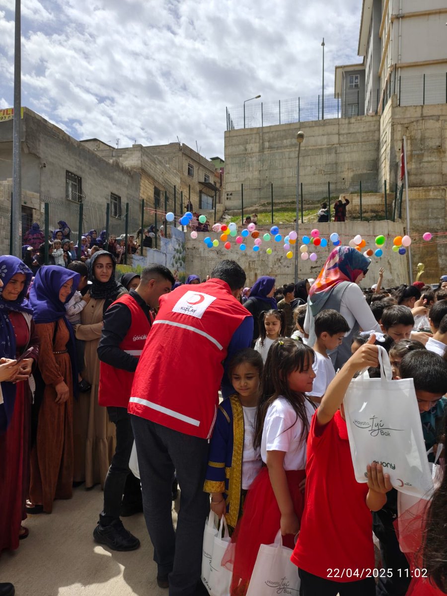 Bugün 23 Nisan Ulusal Egemenlik ve Çocuk Bayramı’nın coşkusunu öğrencilerimizle birlikte yaşadık!
Kızılay olarak, geleceğimizin teminatı olan çocuklarımızın yanında olmaktan, onların sevinçlerine ortak olmaktan büyük mutluluk duyduk.
Birlikte daha güzel yarınlara!
#23Nisan