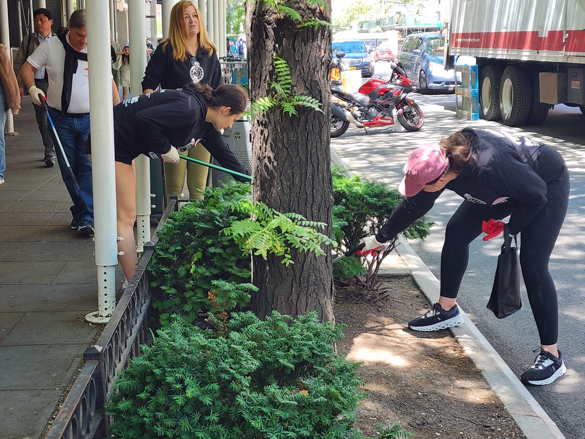 The <a href="/East86th/">East 86th St Assn</a> Clean Team is back this Saturday at 11am. A great neighborhood event to improve our streets and to socialize with like-minded neighbors. All supplies and a snack provided. Rsvp here or to <a href="/AFineBlogger/">Andrew Fine</a>