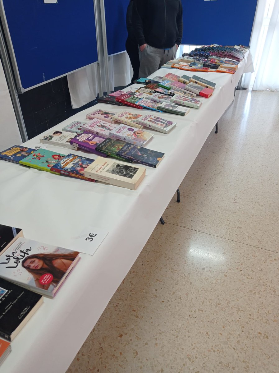 comvalleazahar's tweet photo. Esta semana celebramos la #feriadellibro, y nuestro alumnado está vendiendo libros de #segundamano y realizando #talleres. #fp #comercio #marketing #ventas https://t.co/6Gzm3uCERi