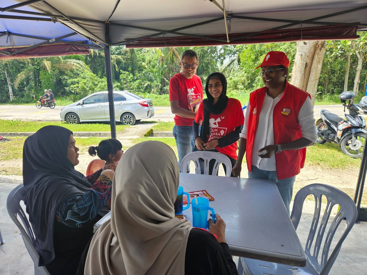 partisosialis's tweet photo. Team PSM sambung berkempen sekitar Kampung Pasir dan warung-warung berdekatan. Jom alih daripada parti-parti arus perdana!
Undilah Bawani!
#AyerKuning
#prkayerkuning
#airkuning
#kuasaketiga
#kuasakita https://t.co/aamDqoK48r
