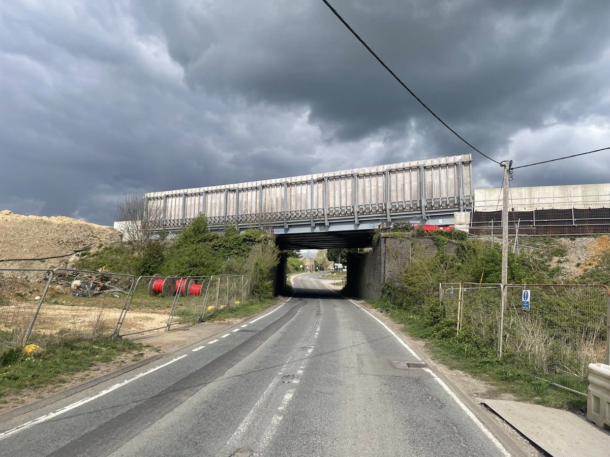 knoxyasignalman's tweet photo. #transport future apparently. Site of former #Finmere Station, so close a fast passenger line, with intermediate stations, lots of freight capacity, demolish the station, embankment and build #HS2 😮🙈 So the freight goes by road and we build houses nowhere near railway stations https://t.co/U0w15HMaGD
