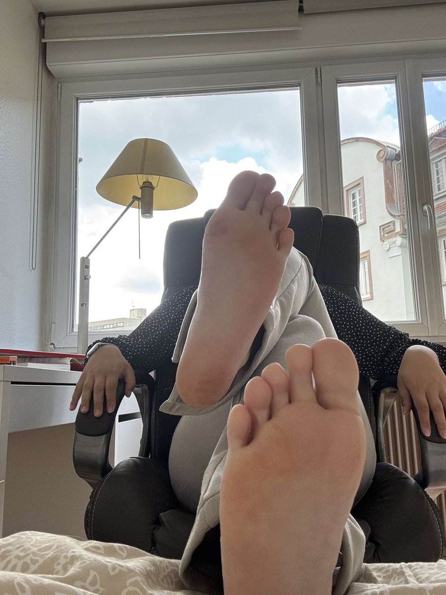 Toi à genoux, mes pieds dans ta gueule entrain de me foutre de toi et de prendre toutes tes économies jusqu’au dernier centime.

• findom moneyslave moneymiss •