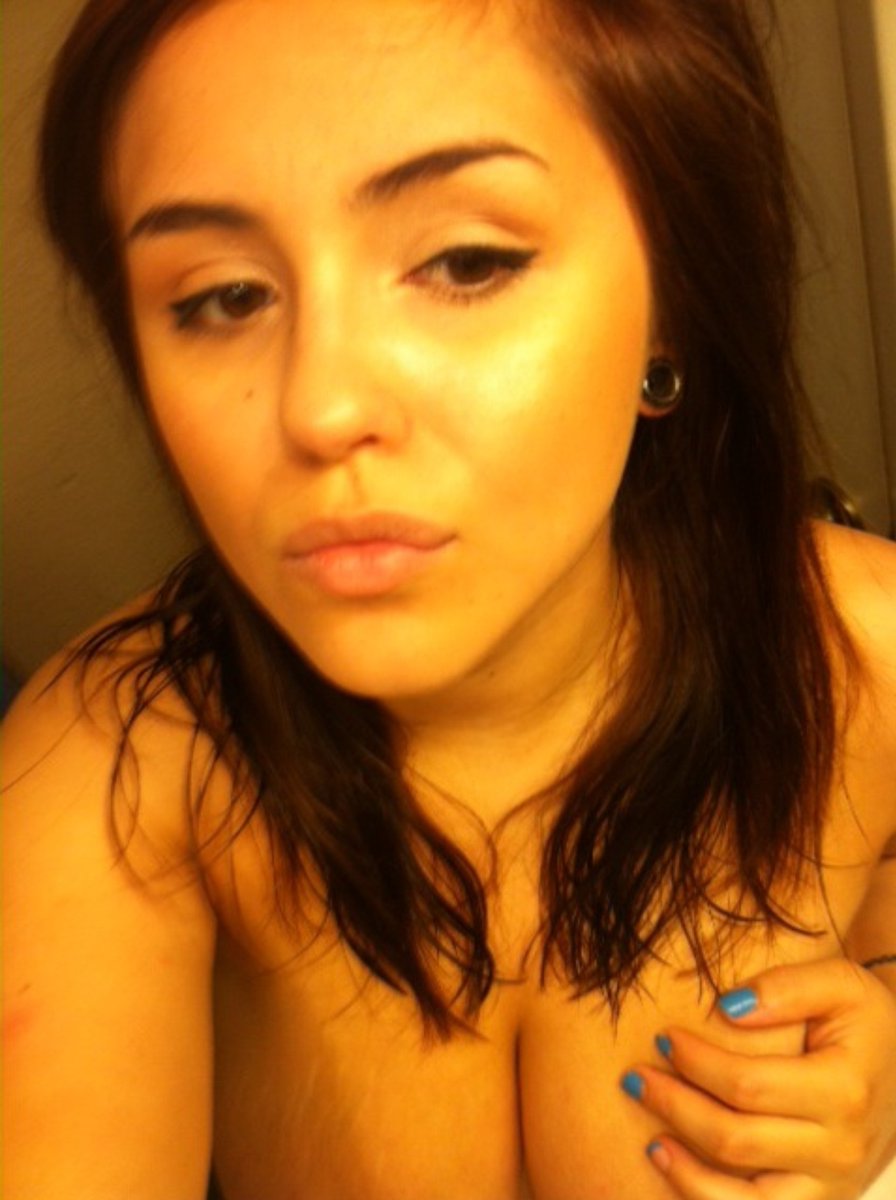 Plan gros cul tinyurl.com/4wcnjph8 et viens te branler et éjaculer sur ma grosse poitrine