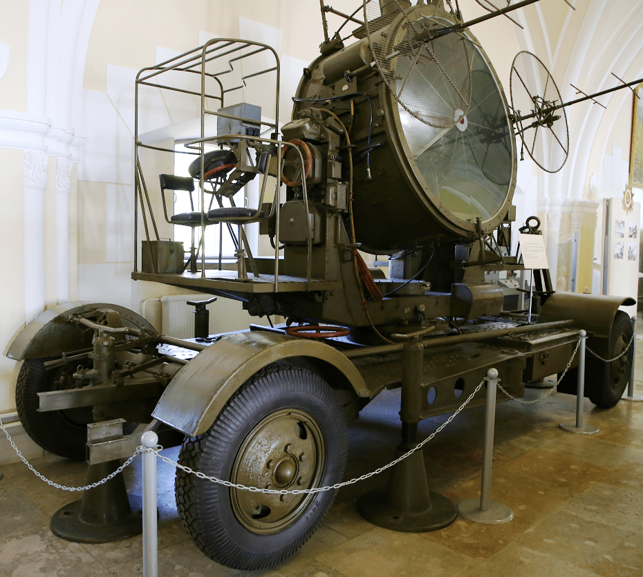 Радіопрожекторна станція РП-15, також комплекс називався РАП-150. Копія англійського радіопрожектора SLC. 
Точний пеленг забезпечувався на дальності у 12-14 км, а виявлення цілі - від 1 до 25 км. Три оператори визначали на своїх дисплеях окремо азимут, висоту та похилу дальність.