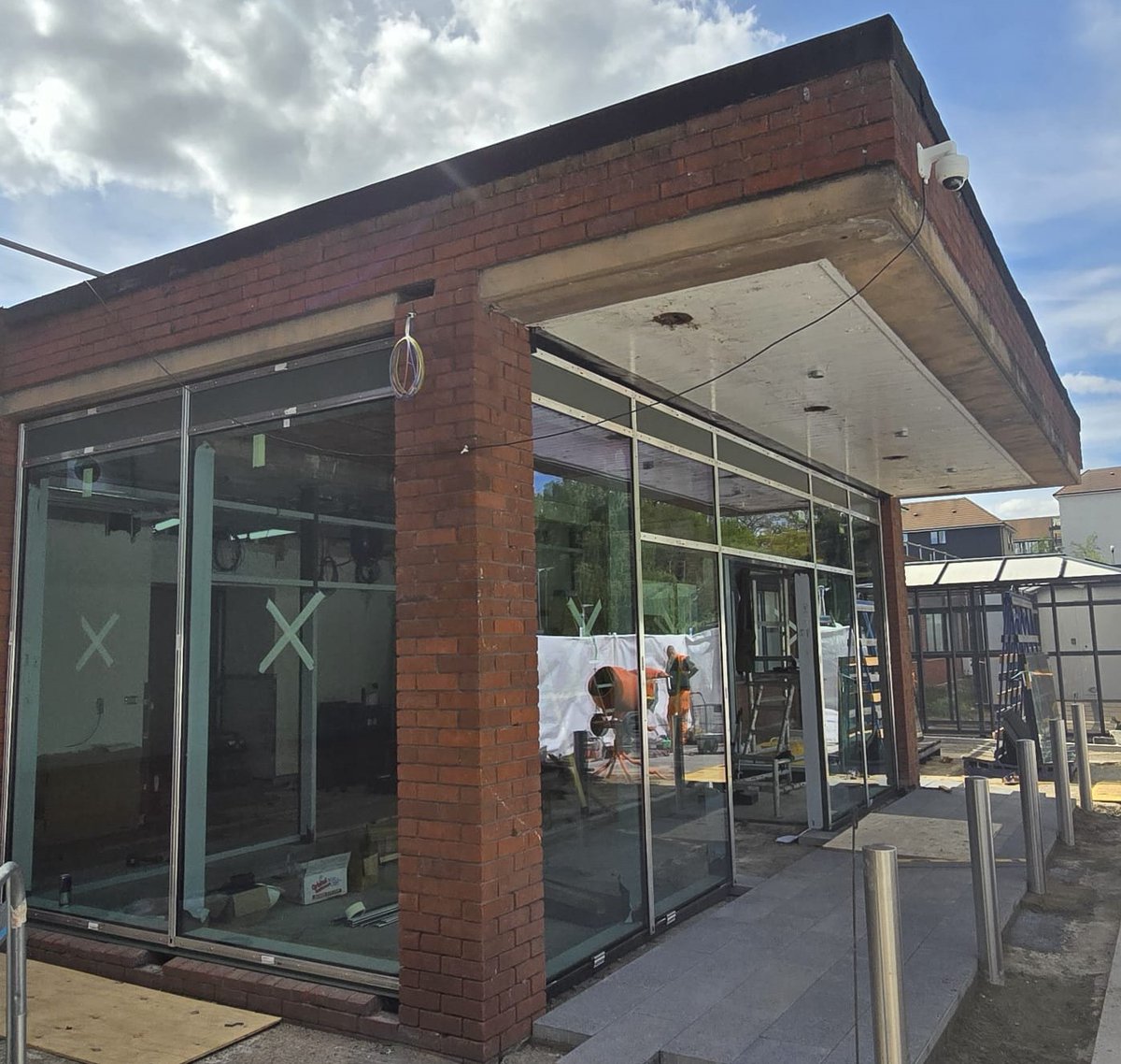 We’re excited to be onsite at Queen Mary's Hospital in Sidcup, for <a href="/Bauvill/">Bauvill</a> &amp; <a href="/OxleasNHS/">Oxleas NHS</a> where we’re currently installing new <a href="/TECHNAL/">Technal</a> Tental 50 Curtain Wall. This will form a fresh, modern lobby space for the hospital’s main entrance.
#Construction #Technal #Glazing