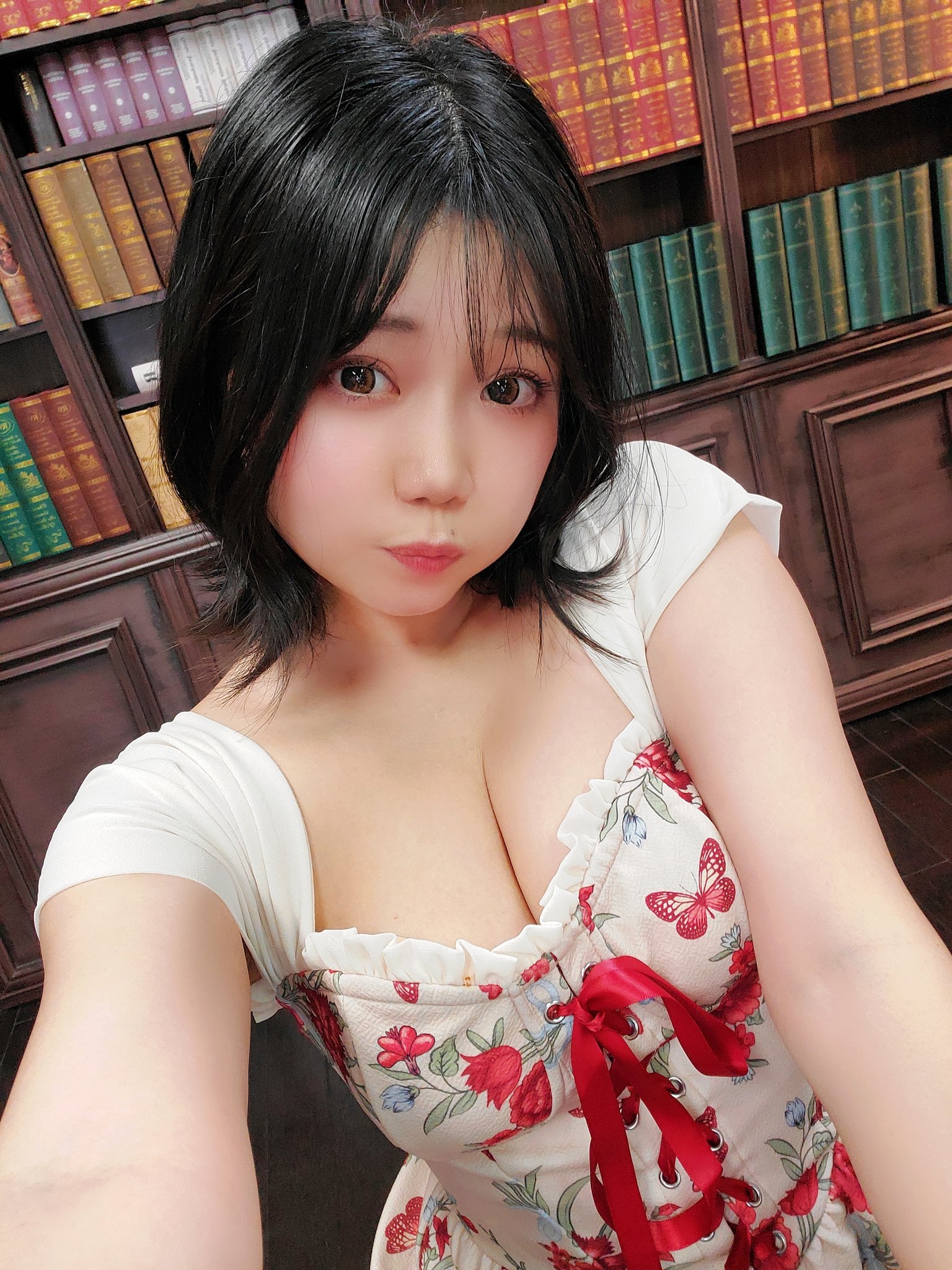 コスプレの女王、規制を超えるTikTokスター 峰尾こずえ（kozuechan69）