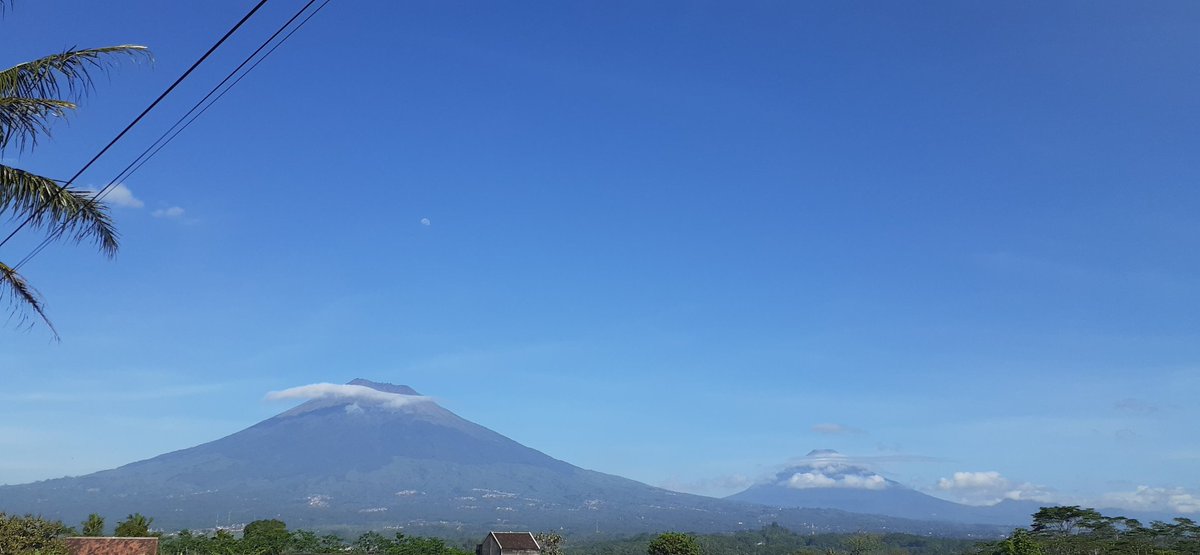 littlehan09's tweet photo. @tanyakanrl Nggak full langit sih, gunungnya ngikut 😅 https://t.co/e2NmlkucyW