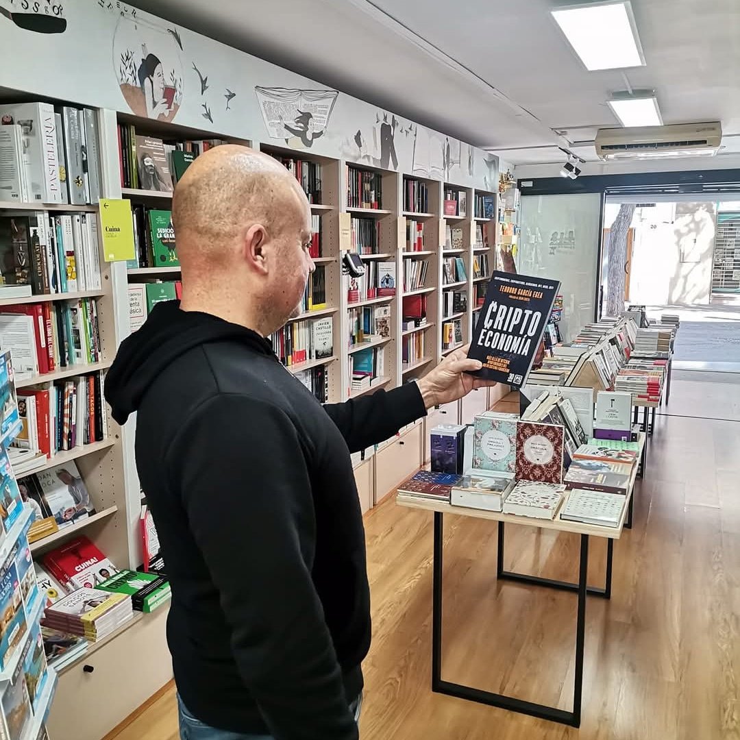 #Buenastardes a tod@s, Quien lee muchos libros, vive muchas vidas y quien lee un solo libro, vive una sola vida.
(En la foto: #criptoeconomía) 

Qué tengáis mañana feliz #SantJordi2025 , felicidades a los Jorge y Jordi, mañana será tmb el #DiadeAragon y el #DiadeCastillayLeon.