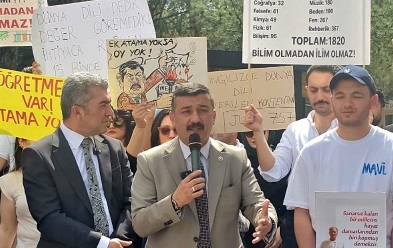 YS_Turkoglu's tweet photo. 📍DEVLETİN SÖZÜNÜ YERE DÜŞÜRMEYİN VE ATANAMAYAN ÖĞRETMENLERİNİZİN MAĞDURİYETİNİ GİDERİN!
📍KPSS’de yüksek puan almalarına rağmen atanmayan öğretmenlerimizin, Ankara'da Maliye Bakanlığı önünde yaptıkları hak arama eylemine destek vererek haklı isyanlarını dile getirdik.
📍Sn. Cumhurbaşkanı’nın bizzat söz vererek, “40 bin öğretmenimizin bu yıl atamasını yapacağız” açıklamasına karşın, yalnızca 15 bin öğretmen atamasının yapılmasının büyük bir hayal kırıklığı yarattığını vurguladık ve devletin sözünün yere düşürülmemesi gerektiğine işaret ettik. 
📍Türkiye Cumhuriyeti Devleti her biri pırıl pırıl gelecek vaat eden öğretmen adaylarına verdiği sözü yerine getirmeyecek kadar aciz bir devlet değildir. Memlekette her konuda mağduriyet yaratmaya mecbur musunuz?

@tcbestepe @RTErdogan @tcmeb @Yusuf__Tekin @HurEgitimSen @turkegitimsen @EgitimBirSen @egitimsen @egitimis 

#atanamayanogretmenler
#mulakatmagduruogretmenler
#EngelliÖğretmeneTekCözümTopluAtama