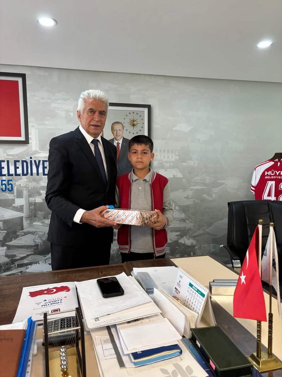 🇹🇷
23 Nisan Ulusal Egemenlik ve Çocuk Bayramı münasebetiyle  Belediye Başkanımız Dr. Sadık Sefer koltuğunu Tuğba Nur Yıldız ve Hasan Albeniz'e bıraktı.

#23Nisan #Konya #Hüyük <a href="/drsadiksefer/">Sadık SEFER</a>