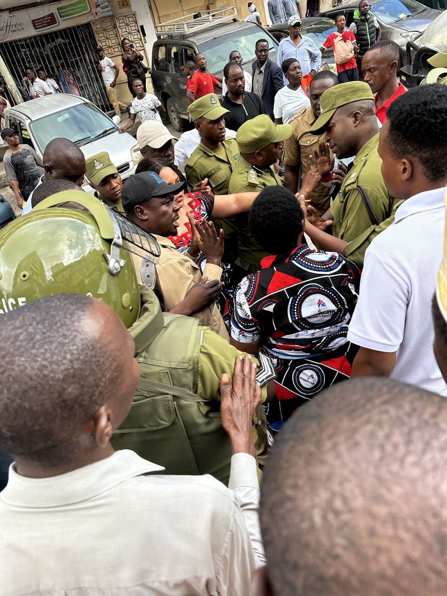 John_Pambalu's tweet photo. Muda huu, Makamu Mwenyekiti John Heche amekamatwa na Police kariakoo Mkunguni . https://t.co/wGYAHuSyCb