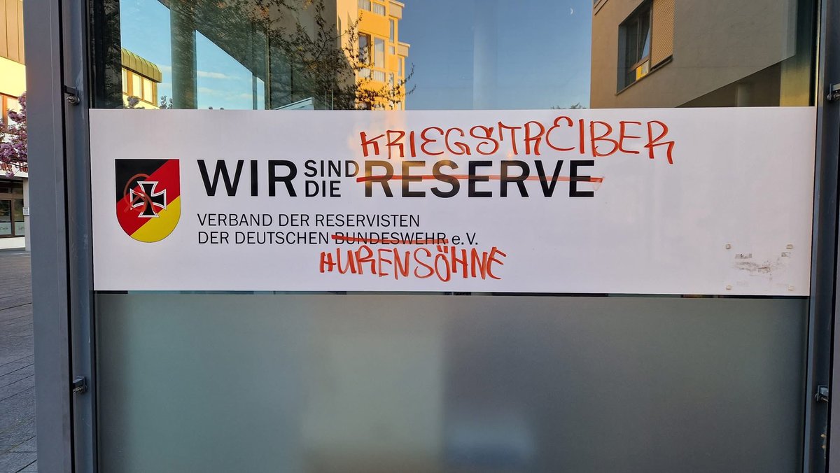 jfallert's tweet photo. Die Geschäftsstelle des Reservistenverbandes in Baienfurt wurde über Ostern beschmiert. So denkt also der oder die Täter über Menschen, die sich für die Sicherheit unseres Landes einsetzen. 😡 https://t.co/W7VpjPbFbx
