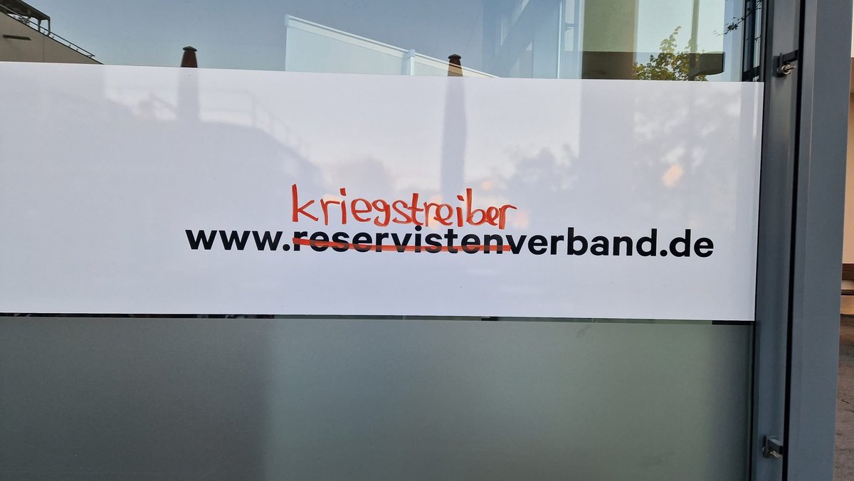 Die Geschäftsstelle des Reservistenverbandes in Baienfurt wurde über Ostern beschmiert. So denkt also der oder die Täter über Menschen, die sich für die Sicherheit unseres Landes einsetzen. 😡