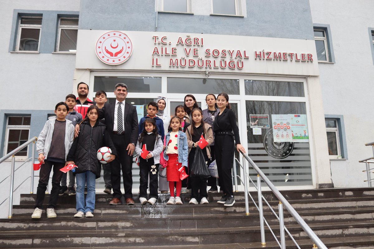 İl Müdürümüz Ertaç BAKİ, 23 Nisan Ulusal Egemenlik ve Çocuk Bayramı kapsamında makamını şehitlerimizin emanetleri olan çocuklarına devretti. Mutlu çocuklar ile 
güçlü bir Türkiye...
#AileYılı
<a href="/tcailesosyal/">T.C. Aile ve Sosyal Hizmetler Bakanlığı</a>
<a href="/ertacbaki/">ERTAÇ BAKİ</a>
