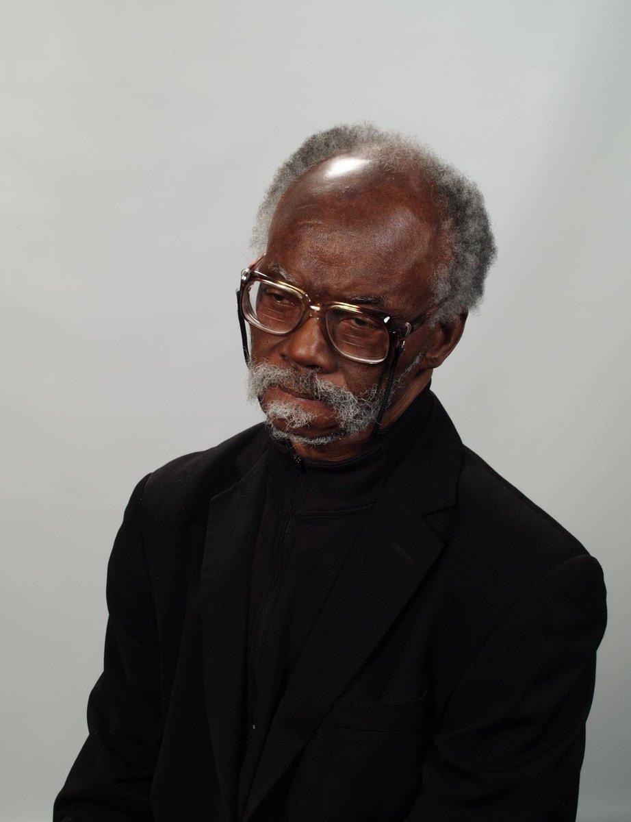 J’ai appris avec tristesse la disparition de Valentin Yves Mudimbe. Avec lui, la RD Congo vient de perdre un de ses dignes fils, un de ses meilleurs esprits, un géant, intellectuel brillant, vif et perspicace. Le continent en général perd une voix essentielle et critique de la