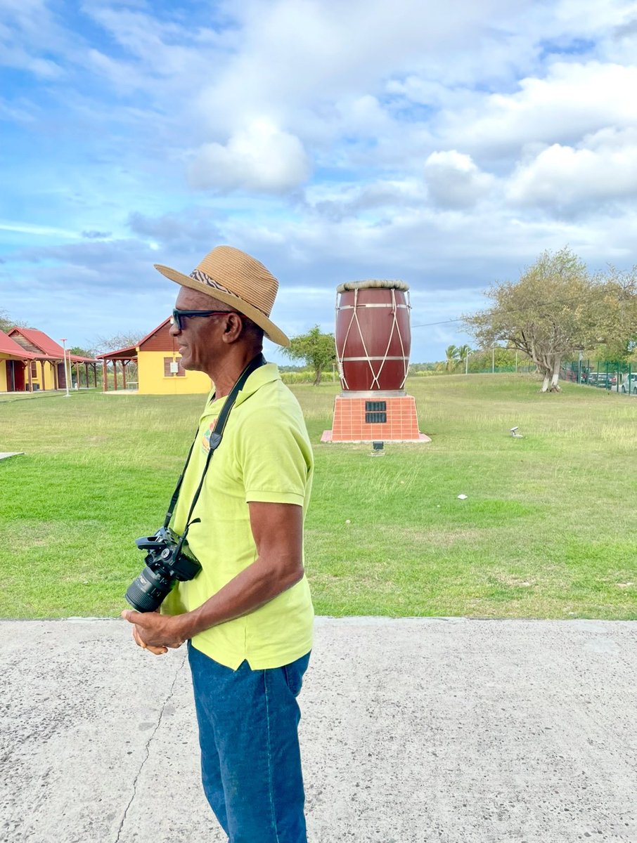 Franck Garain, docteur en Krabriologie

En créant la Fête du Crabe, il n’a pas seulement célébré une tradition. Il a transmis, avec passion et générosité, l’amour de notre culture, du terroir et du patrimoine vivant qui fait l’âme de nos territoires.

Tb