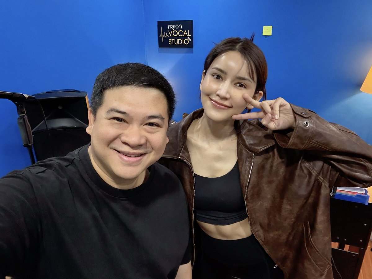 ได้เวลาพัฒนาการใช้เสียงและร้องเพลง สำหรับ Project ใหม่กันแล้ววว <a href="/ice_amena/">Ice Amena</a> 😊🎙️✨🎶  
.
.
#ไอซ์อมีนา #iceamena 
#สอนการใช้เสียง 
#สอนร้องเพลง 
#kruakenatthawat 
#kruakevocalstudio