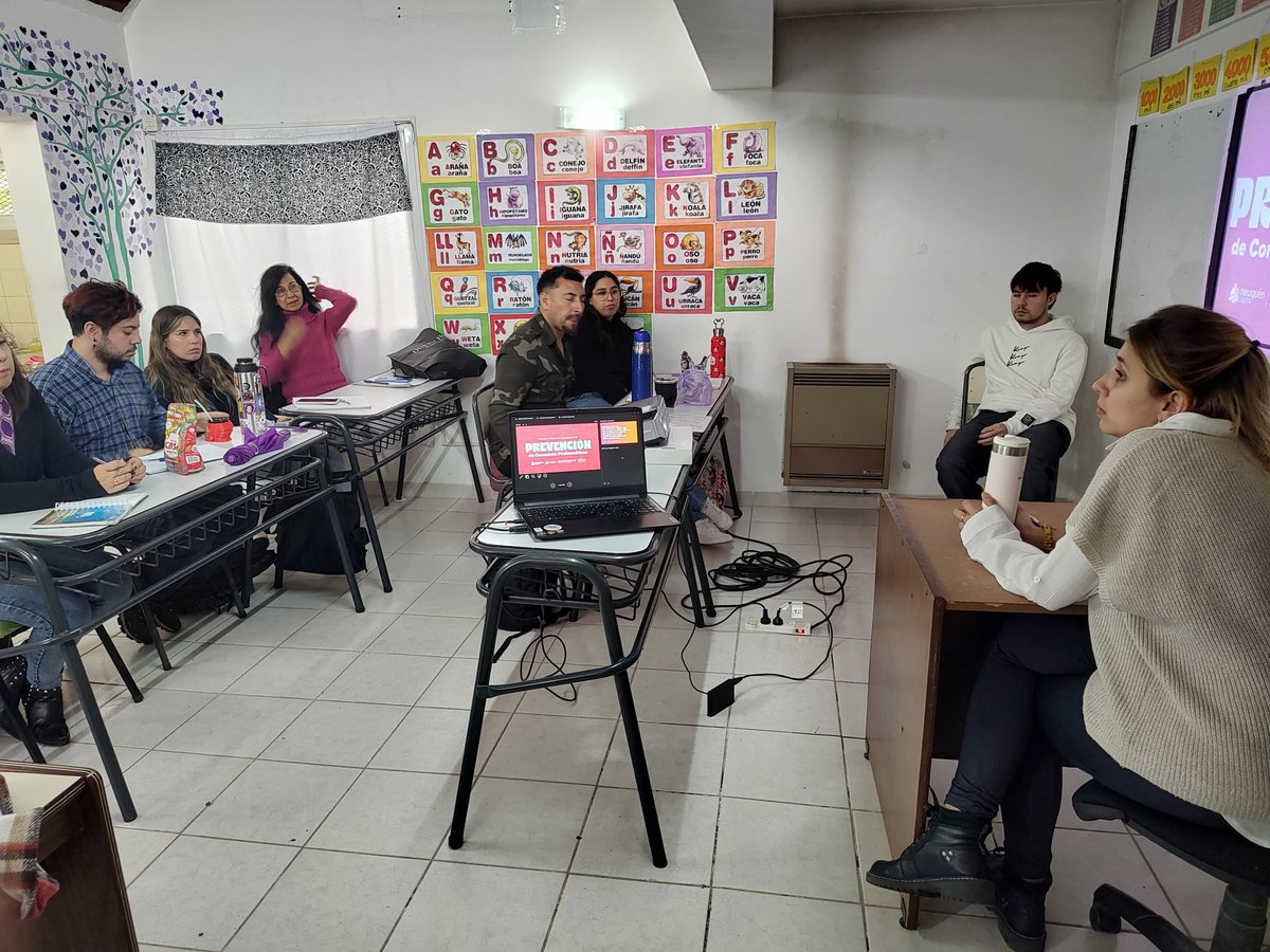 PRACTICAS DE LA UFLO EN CIUDAD SALUDABLE

🟠 Seguimos con el segundo día de las  capacitaciónes para los estudiantes de las prácticas  profesionales supervisadas  de los estudiantes de Psicología, de la Universidad de Flores, sede Comahue, en el área de Prevención de Consumos