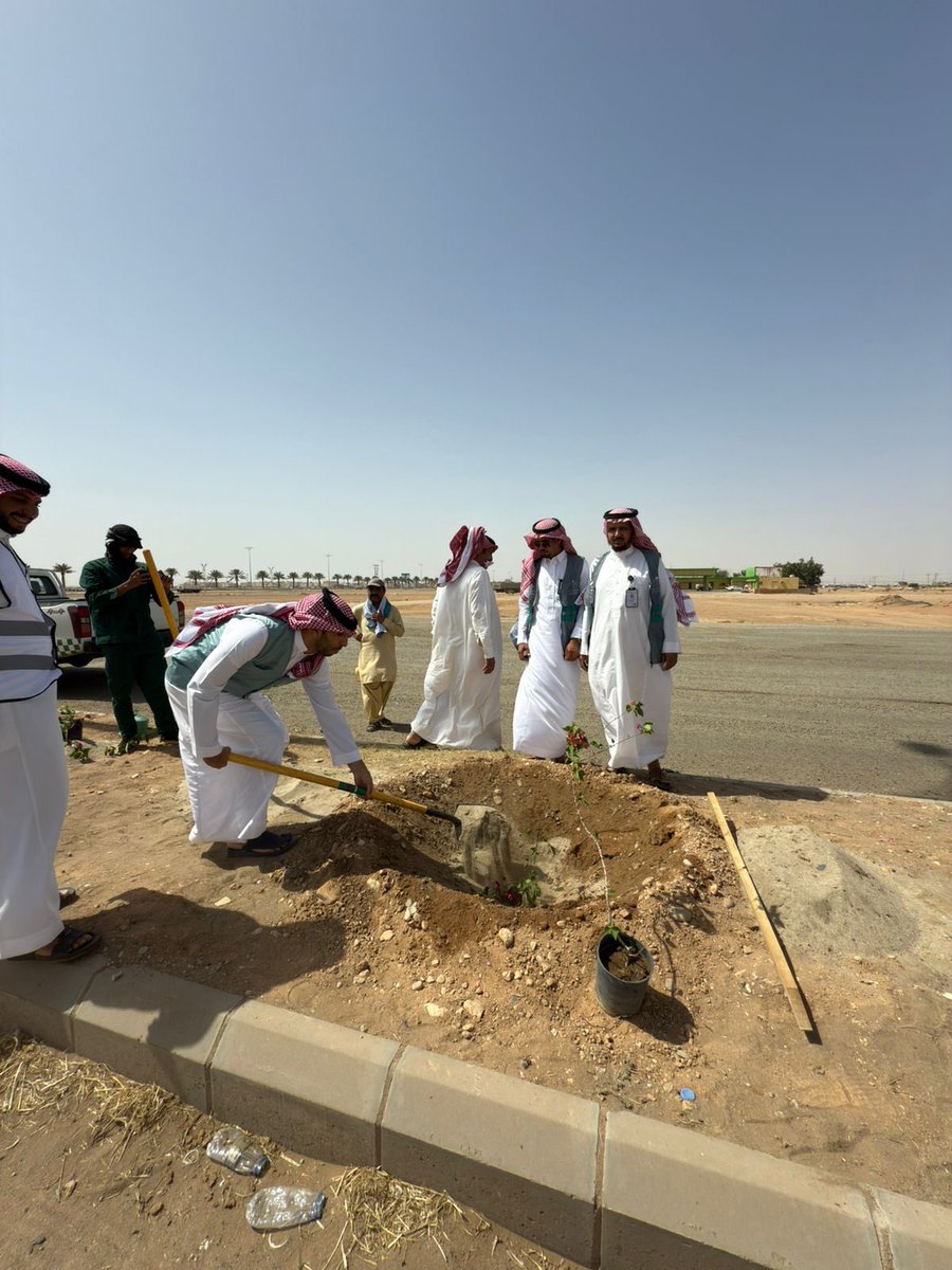 شاركت #بلدية_محافظة_الخرمة بالشراكة مع فرع وزارة البيئة والمياه الزراعة بالمحافظة  في #أسبوع_البيئة 
تحت عنوان #بيئتنا_كنز وقد تم زراعة شتلات 
أشجار بالشوارع الرئيسية.  

#أمانة_محافظة_الطائف 
#بلدية_محافظة_الخرمة