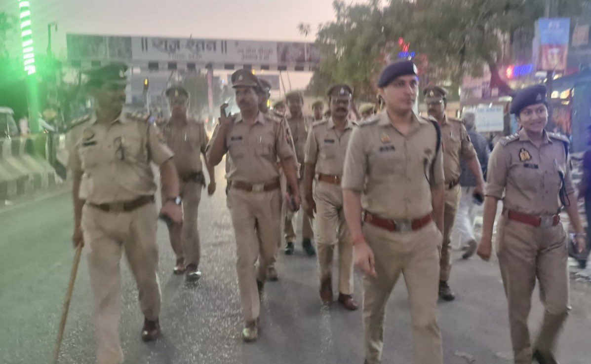 जनपद उन्नाव में सुरक्षा के लिए सख्त पहरा!
SP दीपक भूकर ने थाना दही क्षेत्र में पुलिस बल के साथ पैदल गश्त कर लिया सुरक्षा व्यवस्था का जायज़ा।
संदेश साफ़ है — अपराधियों की अब खैर नहीं!
#UPPolice #UnnaoPolice #पैदलगश्त <a href="/unnaopolice/">UNNAO POLICE</a> <a href="/deepakbhuker/">Deepak Bhuker</a> <a href="/Igrangelucknow/">IG Range Lucknow</a>