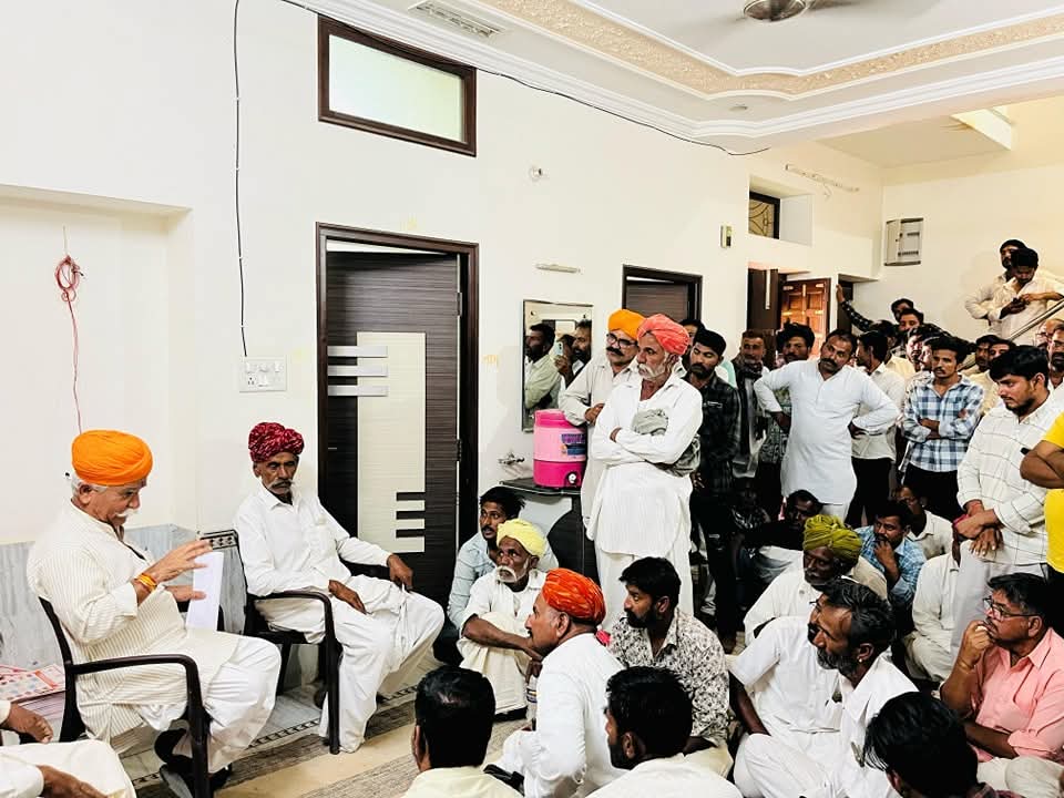mla_chhotusingh's tweet photo. जनता की समस्याओं का समाधान करना मेरी सर्वोच्च प्राथमिकता है।

आज विधायक कार्यालय पर आयोजित जनसुनवाई कार्यक्रम के दौरान क्षेत्रवासियों की समस्याओं को गंभीरता से सुनकर समाधान हेतु संबंधित अधिकारियों को आवश्यक निर्देश दिए।

 #Jaisalmer #BJP4IND #BJP4Rajasthan https://t.co/5M6qwdo2FX