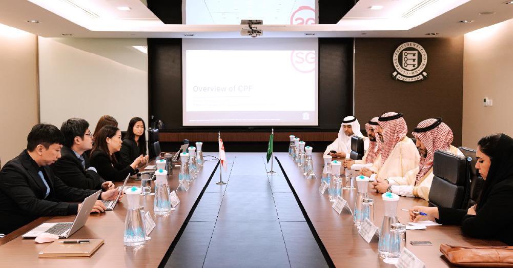 خلال زيارتي الرسمية اليوم لجمهورية سنغافورة، سعدتُ بلقاء السيدة ميلسيا خو، الرئيس التنفيذي لصندوق الادخار المركزي السنغافوري، وبحثنا معاً فرص تعزيز التعاون بما يسهم في الارتقاء بمنظومة التأمين الاجتماعي.