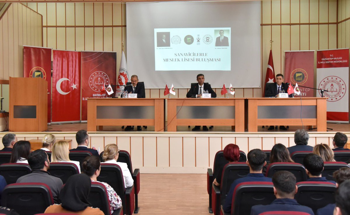 1⃣ Bugün sanayicilerle meslek lisesi öğrencilerimizi bir araya getirdiğimiz verimli bir program düzenledik. İş dünyasının ihtiyaçlarıyla gençlerimizin yeteneklerini buluşturarak geleceği birlikte inşa ediyoruz.Yetkin bireyler,güçlü sanayi ve parlak bir gelecek en büyük hedefimiz.