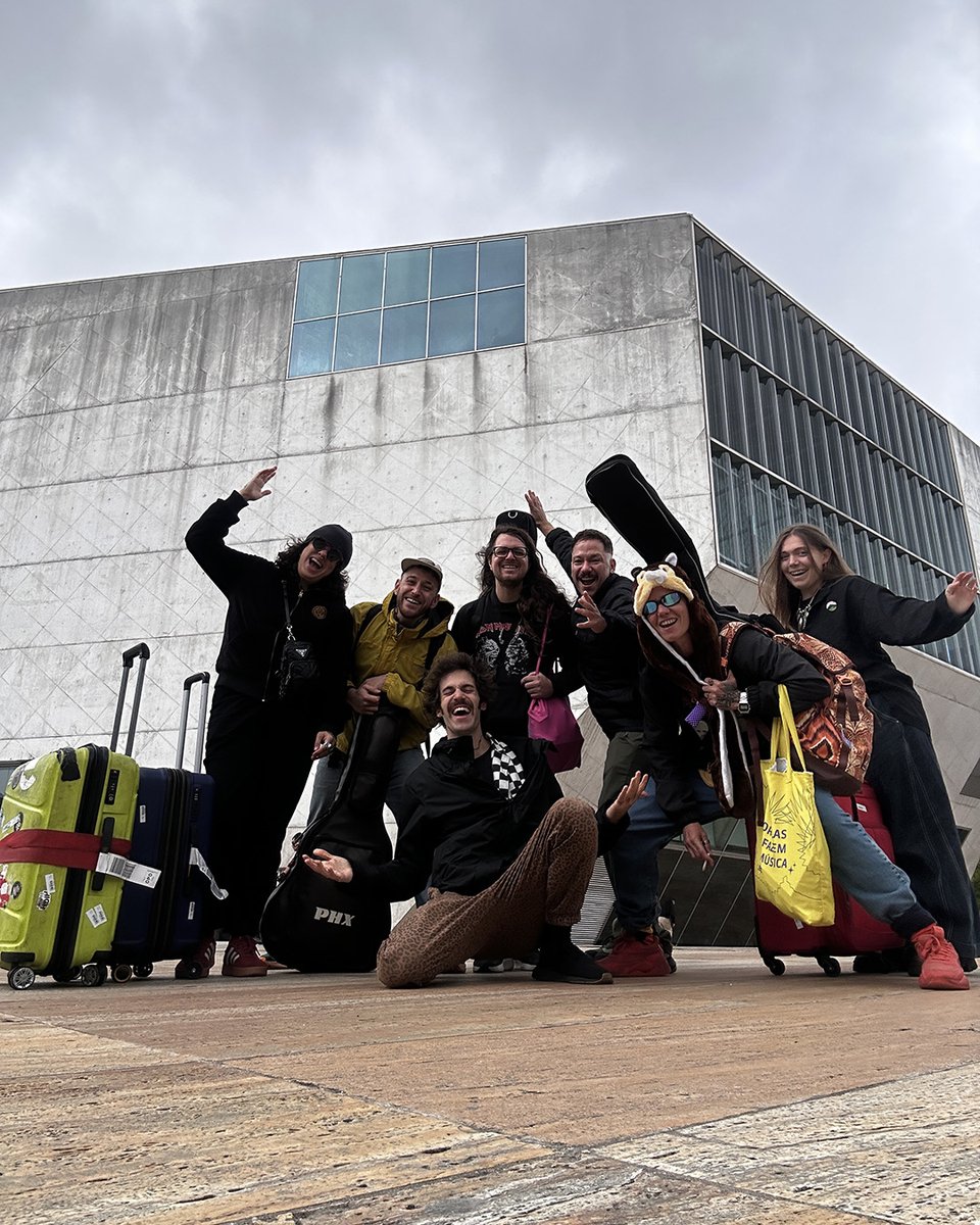 Dos últimos dias! 🇵🇹 Porto foi incrível, e agora estamos indo pra Lisboa, onde tocamos amanhã (e falta bem pouquinho pra esgotar!). Bora pro B.Leza com a gente? :D