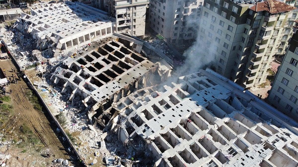 Resimdeki binalar 6 şubat depreminde yerle bir olmuş binalardan sadece bir kaçı.
Ülkemizdeki yapı stoğunun depreme  karşı dayanıklılık kontrolü zorunluluktur.
Yapı stoğunun tamamı kontrolden geçirilip gereken yapılmalıdır.