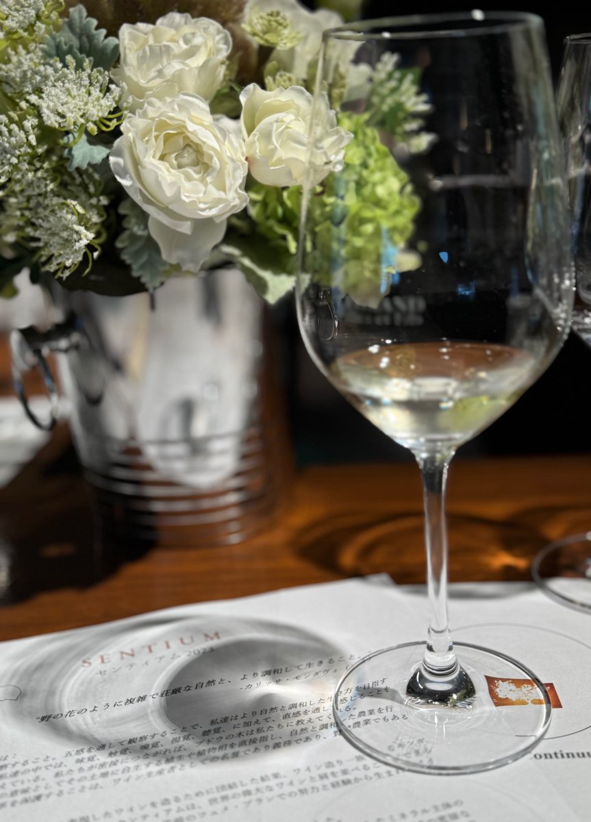 vin_fumiko's tweet photo. #TimMondavi さんが来日し #Continuum 4VTの垂直試飲を実施🍷ラベルに描かれている樹はティムさんが愛するCF、ブレンド比率も年々傾向傾向。口開けの白ワインSBは昨年5月初来日した次女 #ChiaraMondavi さん屈指の #Sentium2023、長男 #CarloMondavi さんが手腕を発揮しているのは #Raen で造るPN #WTS https://t.co/tm6hijE49E
