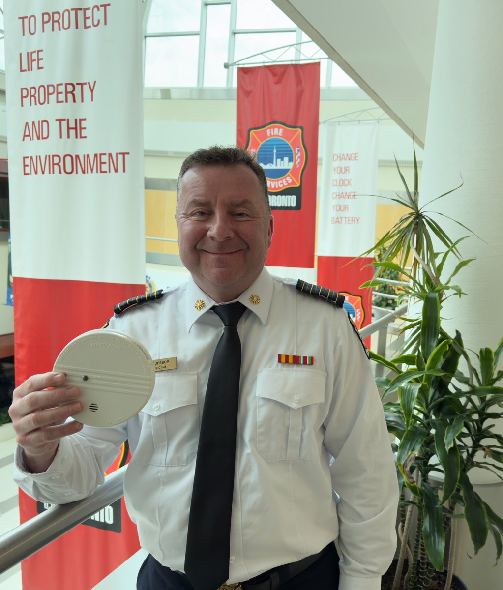 🚨 A quick reminder that could save lives: Check your smoke and carbon monoxide alarms today.

✅ Test monthly
✅ Replace batteries yearly
✅ Replace the unit every 10 years (smoke) / 5-7 years (CO)

Stay safe. toronto.ca/firesafety  #Toronto #safety