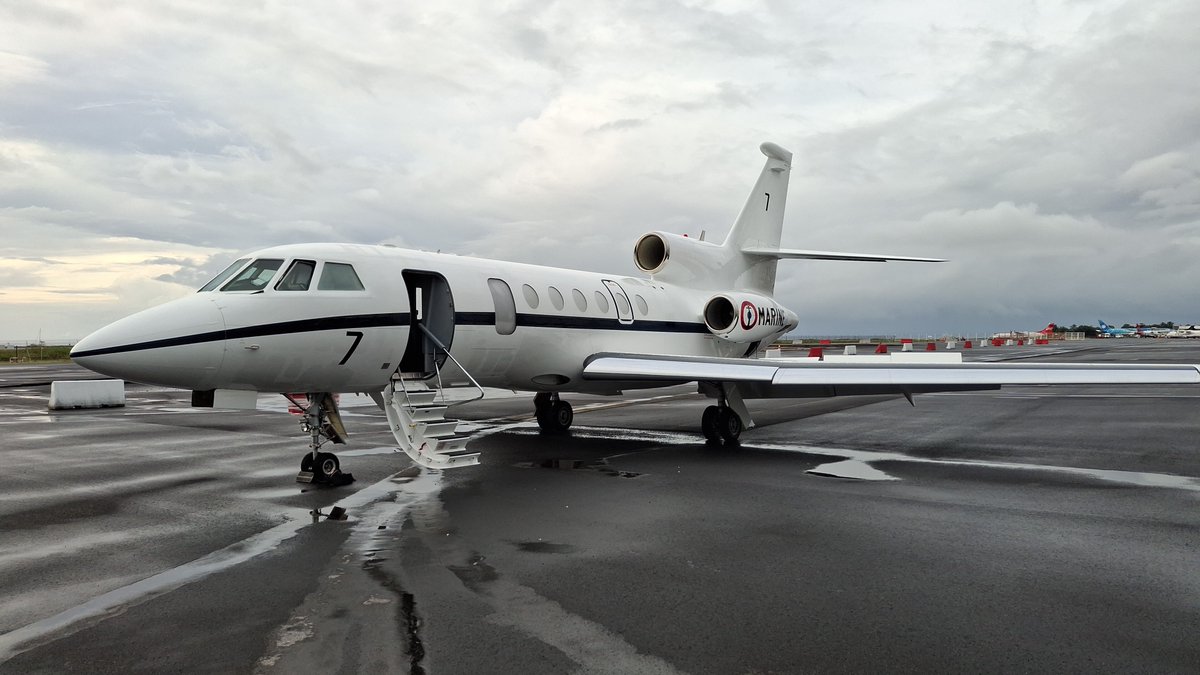 MarineNationale's tweet photo. #FAPF | Arrivée du Falcon 50 à Tahiti, qui remplacera le F200 après 40 ans de loyaux services. 
Avantages du F50 :
✔ Allonge d’heures de vol (6h vs 4h avec le F200) ;
✔ Système électro-optique à bord avec une capacité d’intervention opérationnelle de nuit.
@ALPACI_FAPF https://t.co/cx22yB3teV