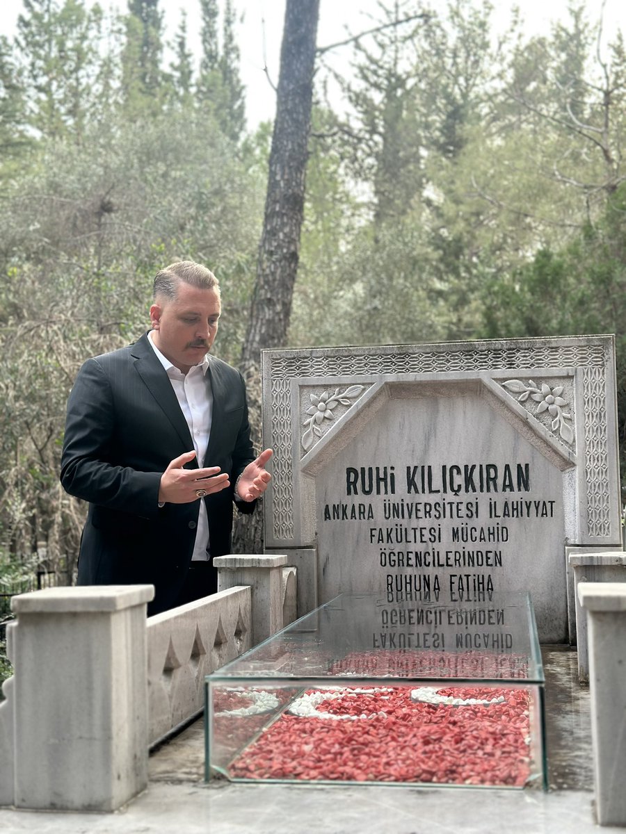 CemTutsoy's tweet photo. Adını her zikrettiğimizde maneviyatımızın arttığı, her duamızda yer verdiğimiz, ilk kanımız, ilk canımız ve ilk Ülkücü Şehidimiz Ruhi Kılıçkıran ağabeyimizin kabrini Ülkü Ocakları Osmaniye İl Başkanımız Mehmet Çağatay Geçeroğlu ve Ülkü Ocakları Küçükçekmece ilçe Başkanımız Ömer Faruk Yıldırım ile ziyaret ettik.

Rabbim bizlerede inanmış ve iman etmiş olduğumuz dava yolunda son nefesimizi vermeyi nasip eylesin..
#RuhiKılıçkıran 🇹🇷