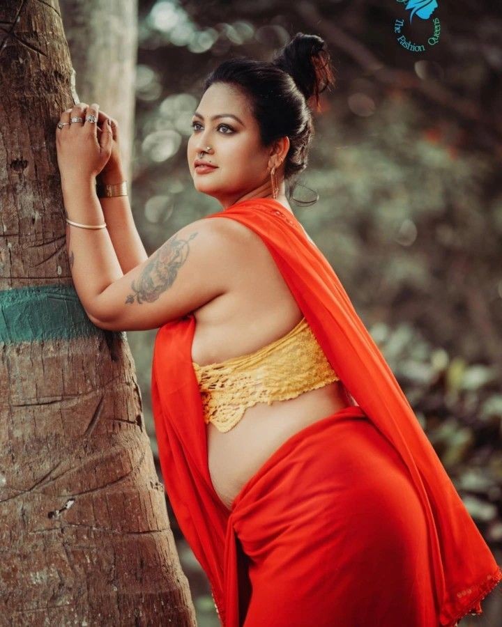 UrbanKingX89's tweet photo. तू जैसे गुलाब, महकता है चेहरा,
हर नज़र को तेरा ही बस फेरा।
बातों में तेरी मिठास का जादू,
दिल चुरा ले, तू है अनघट इक धुंध।
#KhubsuratMahila #Shayari #Haseen #Jadui https://t.co/UNAettINeZ