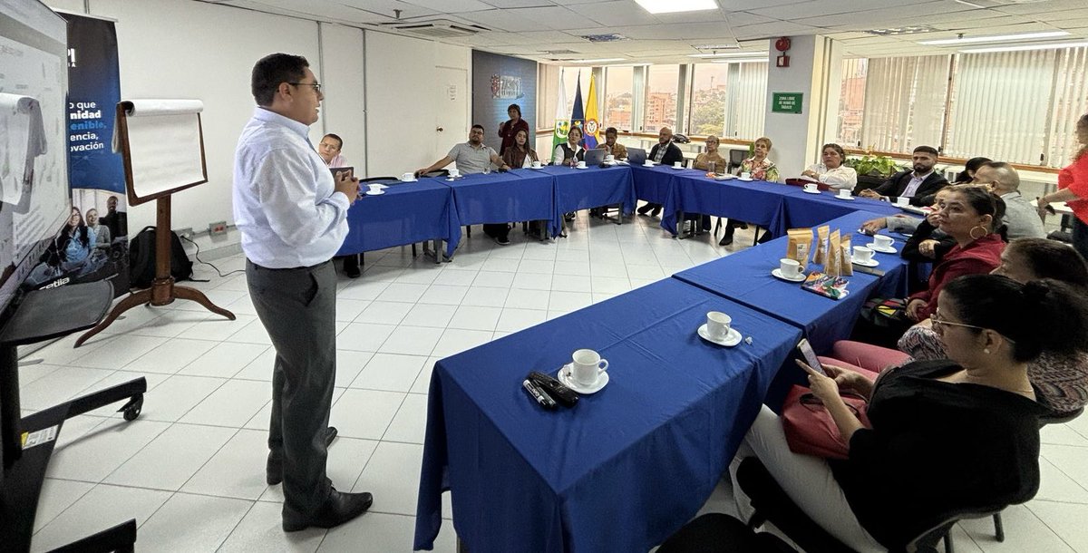 ACOPIAntioquia's tweet photo. Nos reunimos con los PRODES de Alimentos, Confección y Transporte & Logística para trazar el plan de acción 2025.
Desde ACOPI seguimos impulsando el desarrollo productivo de la región.
#PRODES #Plan2025 #ACOPI #SectoresProductivos https://t.co/LCri5xl9i3