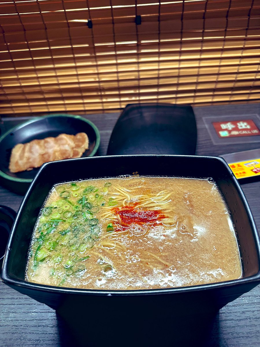 Kodoku_Menzin's tweet photo. #一蘭天神西通り店
麗らかに春の光が降る頃
真新しいスーツに革靴
マスクで俯きながら
地下鉄ホームを歩く
そんな慌ただしい春
天神駅に来たからには
一矢報いるべく
麺、今日浪人街で万事解決
親不孝の一蘭は四角い丼で
My look too should art！
スピッツの渚が流る街で
ふと思いにふける
お元気ですか
私は何とか元気です
今の目標は何とか有休取得し
ラーメンつけ麺
即、沖縄県OK?
頑張って参ります
#出張しまくりしんどい 
#有休取って塩屋泊が理想
#ご無沙汰しております