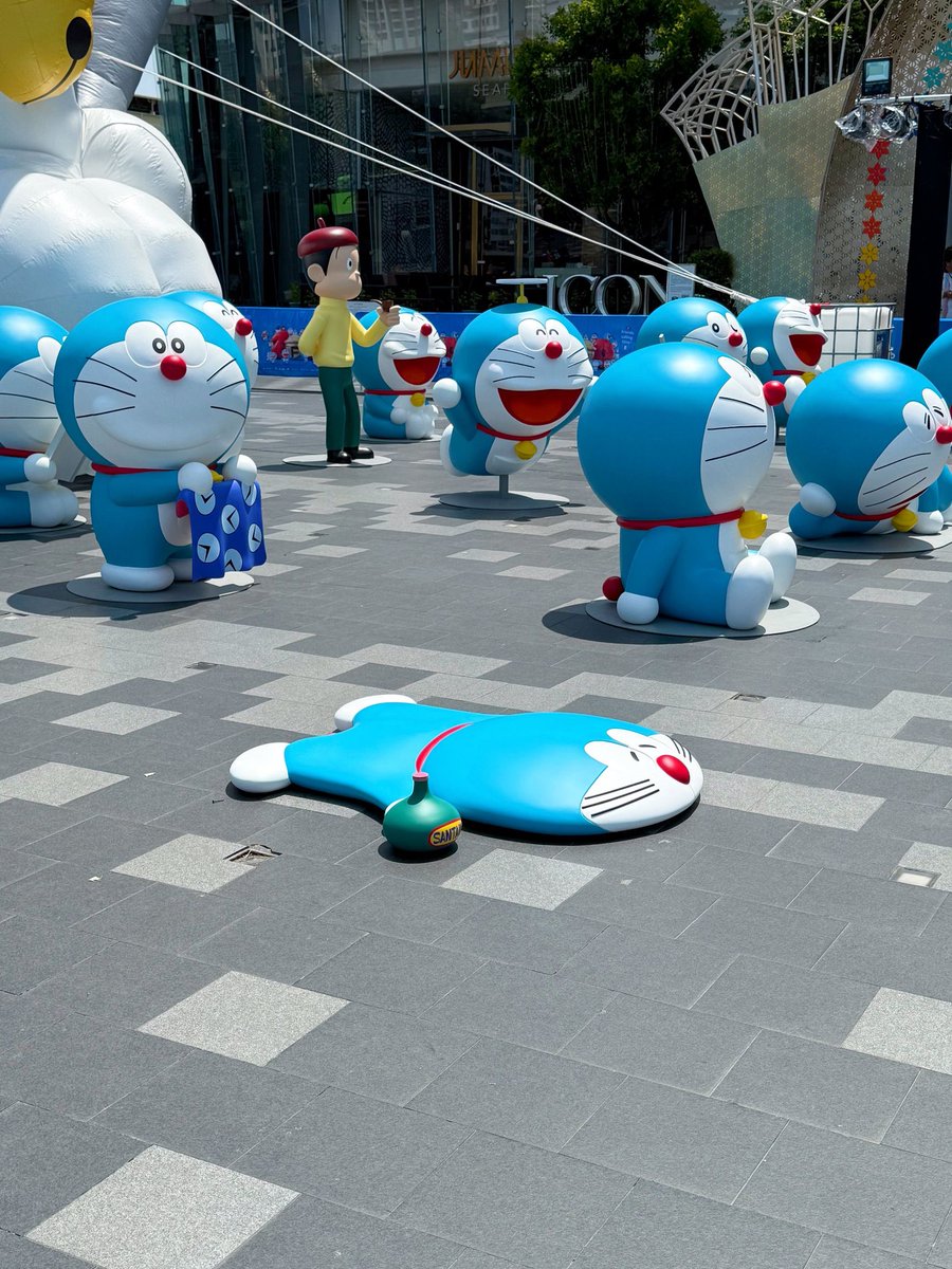 thonburian's tweet photo. กองทัพโดราเอมอนบุกไอคอนสยามแล้ว! 

เอาบรรยากาศงาน ‘Kick off Doraemon in Town’ มาฝาก เค้าเอามา preview เซอร์ไพรส์มีวันเดียว ก่อนงานจริงที่จะจัดขึ้น 1 พ.ค. นี้ กับ ‘100% DORAEMON&amp;FRIENDS TOUR IN THAILAND’ นิทรรศการโดราเอมอนที่ใหญ่ที่สุดในโลก 🚪🌏💙 

#ธนบุเรี่ยนรีวิว #DORAEMON100TH https://t.co/CsPjmT223q