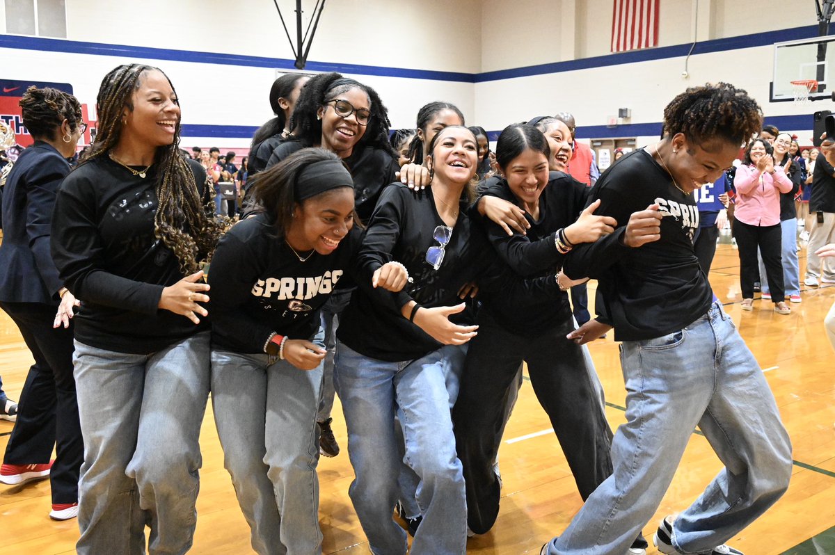 CFISDAbbie's tweet image. A few more shots from @NateGriffFOX26’s #MakingTheGrade celebration of @CySpringsGBB superstar Ayla McDowell! #CFISDspirit 🎉