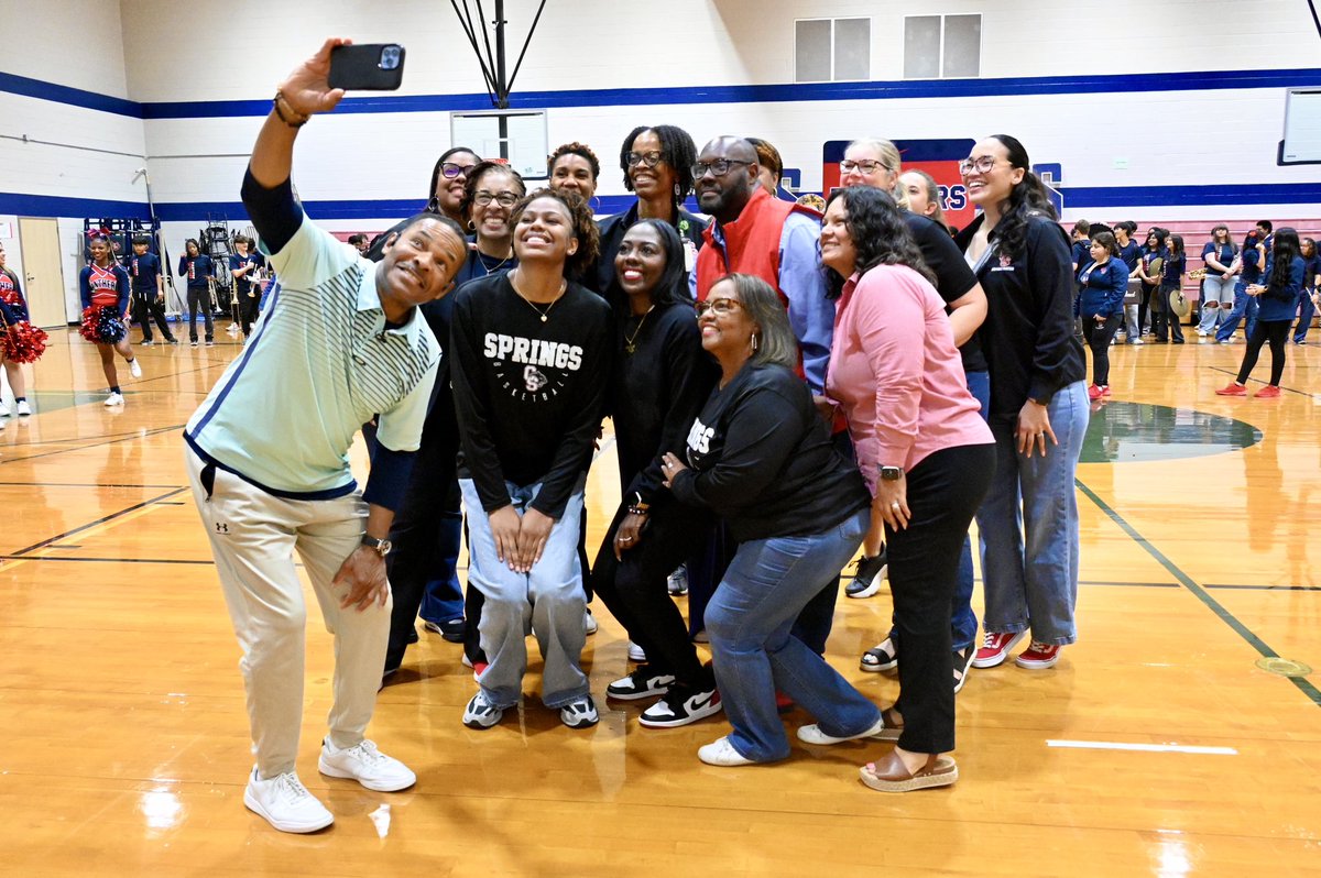 CFISDAbbie's tweet image. A few more shots from @NateGriffFOX26’s #MakingTheGrade celebration of @CySpringsGBB superstar Ayla McDowell! #CFISDspirit 🎉