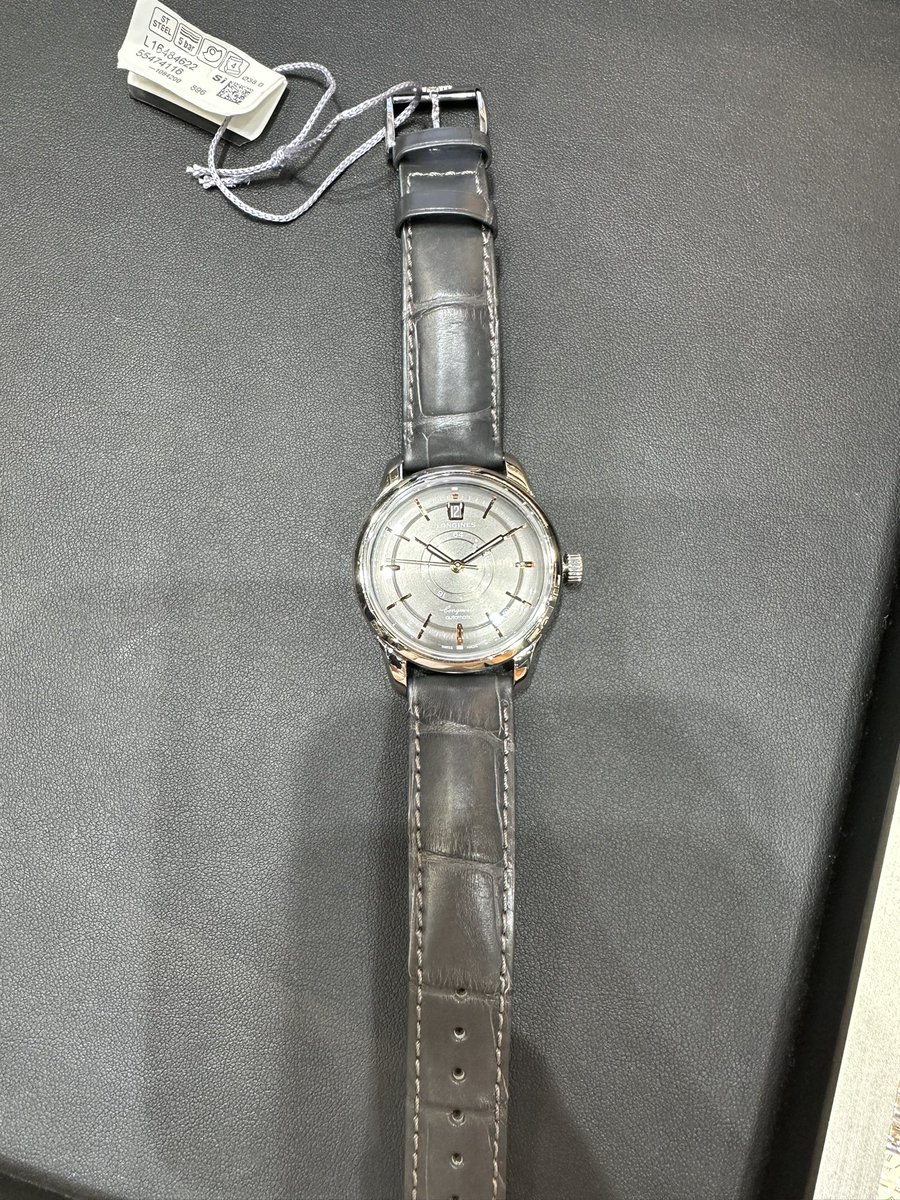 fikirmakinasi's tweet photo. 38mm Longines L16484622 modeli. 161k fiyatı var. Kordon rengi çok koyu bir gri. Ben çok beğendim. Yorumlayabilir misiniz? Bunun dışında başlangıç seviyesi bir saat istiyorum seiko5 veya tsuyosa olabilir. 38mm mevcut mu bu modellerde? Öneriniz ne olur başlangıç seviyesi için? https://t.co/5QCcvhiizd
