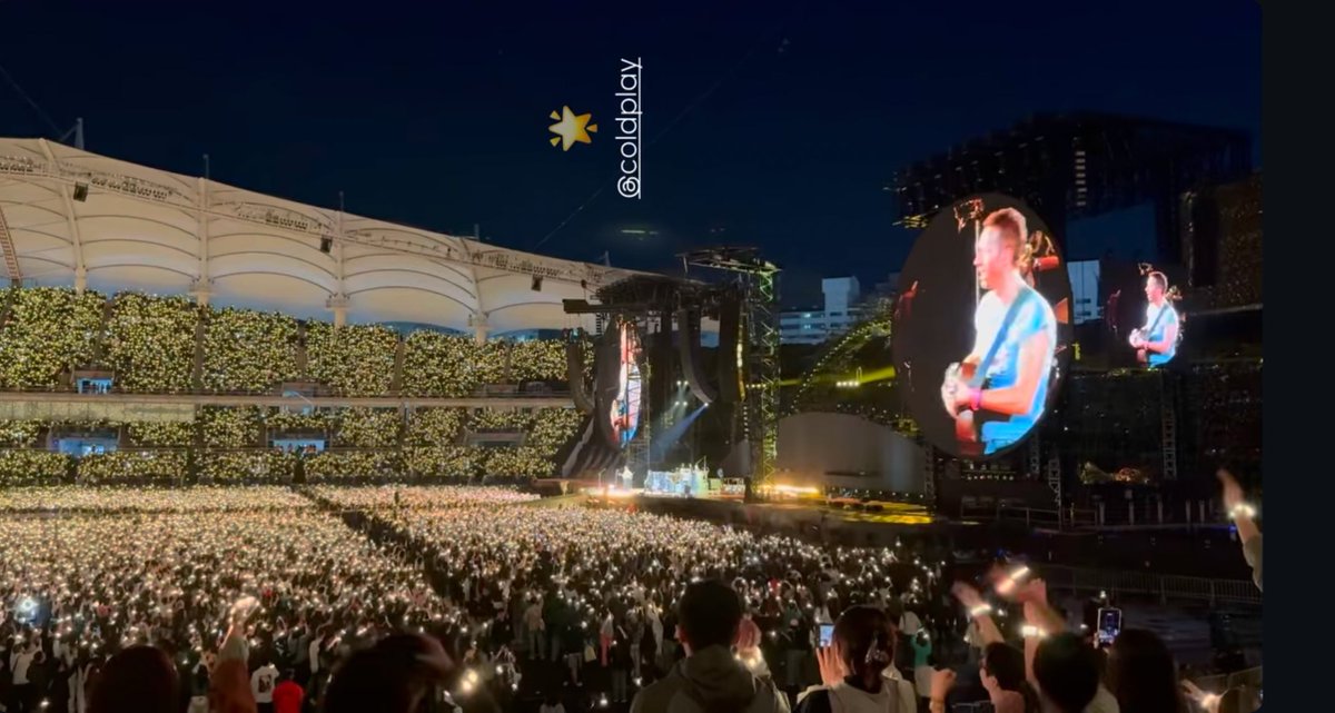 Alice just be watching Coldplay then suddenly her sister performing 😭👏🏻

 what a feelingggg~! 
#ROSÉ #ROSÉxCOLDPLAY #ColdplaySeoul <a href="/numberoneHQ/">numberoneHQ</a>