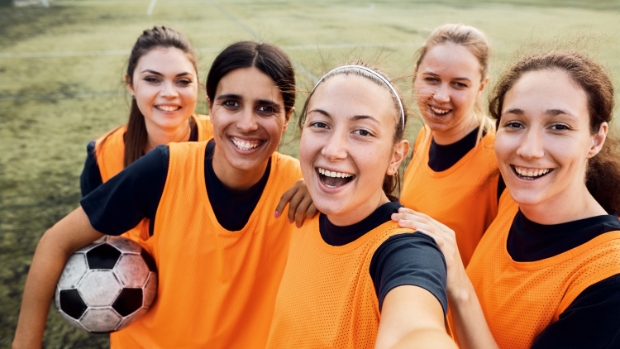 Voetbalplezier voor meiden bij Vriendinnendag DAW Schaijk -  arenalokaal.nl/l/50636