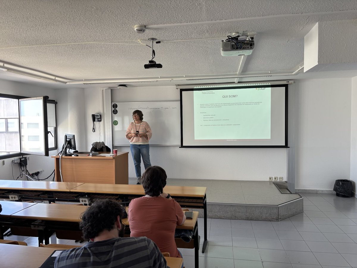 La importància professional de les organitzacions internacionals en arxivística com l’⁦<a href="/ICArchiv/">ICA - International Council on Archives</a>⁩, <a href="/ICArchivSPO/">ICA-SPO</a>⁩ i ⁦<a href="/ArxiversSF/">Arxivers sense Fronteres</a>⁩. Avui amb l’alumnat del Màster en Arxivística. Gràcies per les vostres explicacions! 
⁦<a href="/Finasola1/">Fina Solà</a>⁩